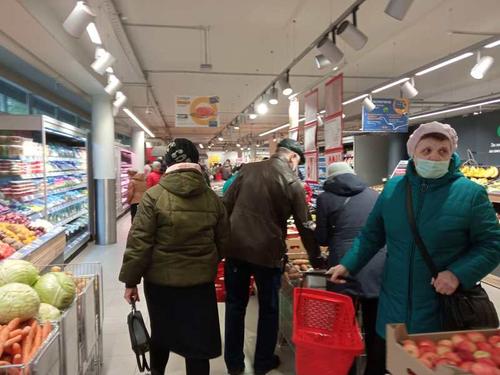 Порядка сорока процентов россиян покупают товары только по низкой цене или по скидкам Порядка сорока процентов россиян покупают товары только по низкой цене или по скидкам