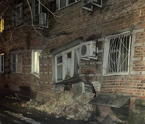 В жилой пятиэтажке Ростова-на-Дону обрушилась стена одного из подъездов В жилой пятиэтажке Ростова-на-Дону обрушилась стена одного из подъездов
