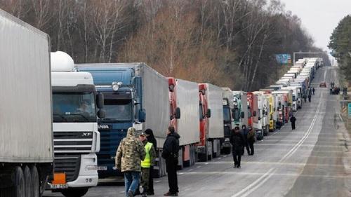 Фермеры Польши в знак протеста высыпали на границе зерно из украинских фур Фермеры Польши в знак протеста высыпали на границе зерно из украинских фур