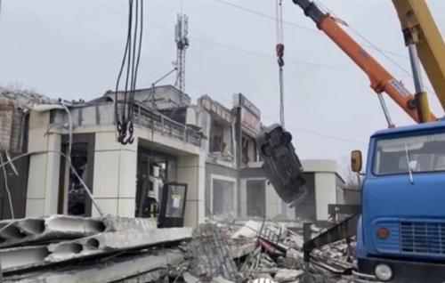 В Лисичанске под обстрел попала пекарня &mdash; под завалами остаются люди