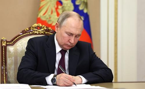 Путин подписал закон о лимите в 100 тысяч рублей на разовые банковские переводы Путин подписал закон о лимите в 100 тысяч рублей на разовые банковские переводы