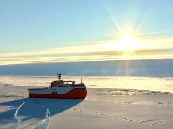 Судно российских ученых вмерзло в лед и дрейфует в сторону Гренландского моря