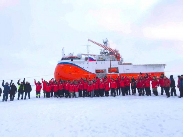Судно российских ученых вмерзло в лед и дрейфует в сторону Гренландского моря