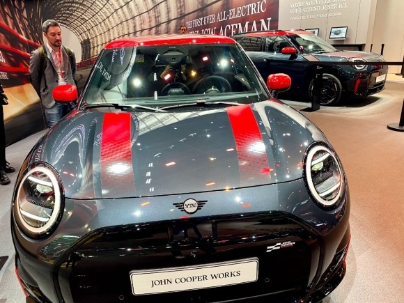 В Париже открылся крупнейший в Европе автосалон Mondial de l’Auto 2024 В Париже открылся крупнейший в Европе автосалон Mondial de l’Auto 2024