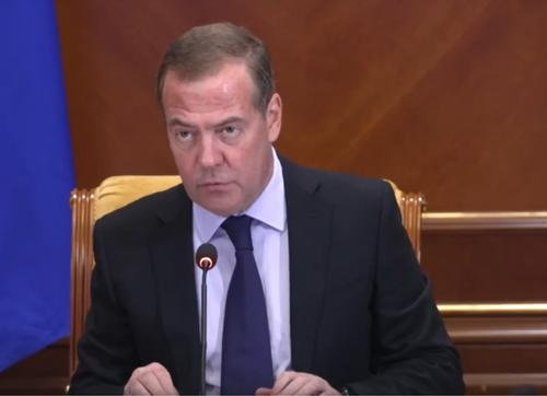 Медведев оценил как «достаточно приличные» темпы набора контрактников в армию Медведев оценил как «достаточно приличные» темпы набора контрактников в армию