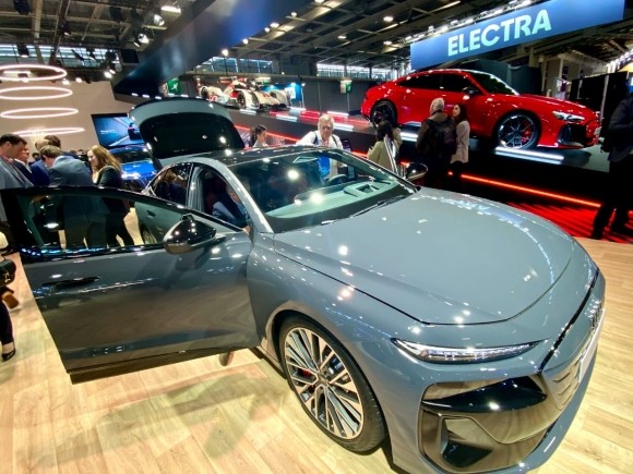 В Париже открылся крупнейший в Европе автосалон Mondial de l’Auto 2024 В Париже открылся крупнейший в Европе автосалон Mondial de l’Auto 2024