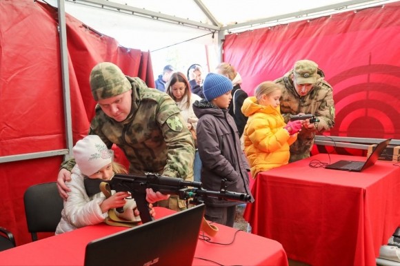 Военные музыканты Росгвардии исполнили популярные композиции в честь Дня отца Военные музыканты Росгвардии исполнили популярные композиции в честь Дня отца
