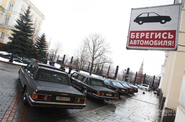 
        28 млн, кто больше? Продавать с молотка &laquo;Мерседес&raquo; Брежнева будут три дня    