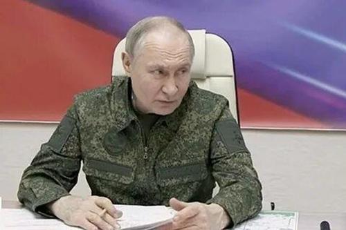 Западные СМИ с перепугу поместили Путина в камуфляже на первые страницы Западные СМИ с перепугу поместили Путина в камуфляже на первые страницы