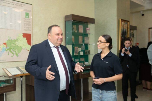 Вообще-то так нельзя? Но&nbsp;кому-то и&nbsp;можно. Тик-токер Валя Карнавал без экзаменов и&nbsp;&laquo;во&nbsp;внеурочное время&raquo; поступила в&nbsp;один из&nbsp;сильных московских университетов