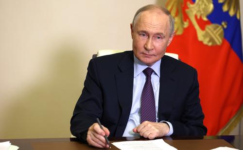 Владимир Путин подписал новый закон об иноагентах Владимир Путин подписал новый закон об иноагентах