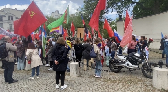 В Париже прошли Бессмертные полки В Париже прошли Бессмертные полки