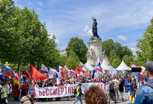 В Париже прошли Бессмертные полки В Париже прошли Бессмертные полки