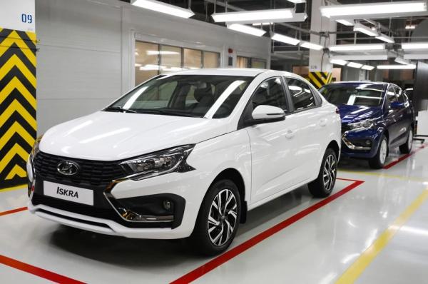 
        Ползарплаты на кредит. Назван уровень дохода, чтобы купить новую Lada Iskra    