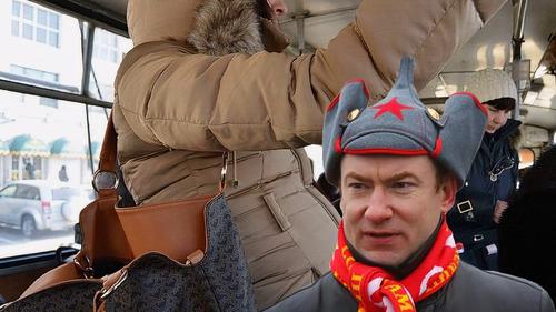 Штрафом по тем, кто не захочет уступить место беременной или пожилому Штрафом по тем, кто не захочет уступить место беременной или пожилому