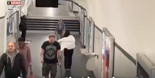 Француженки в балахоне: новые правила безопасности в парижском метро Француженки в балахоне: новые правила безопасности в парижском метро