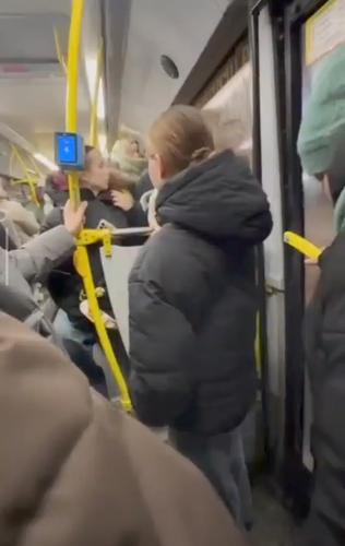 В Омске беременная женщина напала на пенсионера в автобусе из-за отказа уступить место В Омске беременная женщина напала на пенсионера в автобусе из-за отказа уступить место