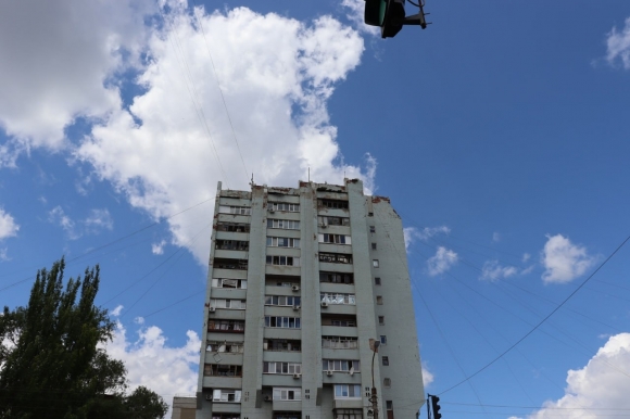 Паники нет: в Луганске оперативно устраняют последствия удара боевиков ВФУ Паники нет: в Луганске оперативно устраняют последствия удара боевиков ВФУ