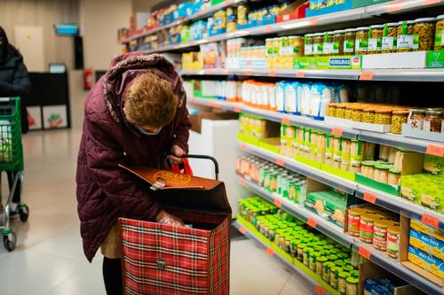 Россияне стали ежемесячно тратить на продукты питания на 4,5 тыс. рублей больше Россияне стали ежемесячно тратить на продукты питания на 4,5 тыс. рублей больше